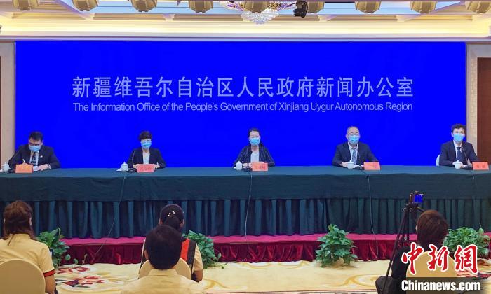 新疆20日召开疫情防控工作第三十四场新闻发布会。　赵雅敏 摄